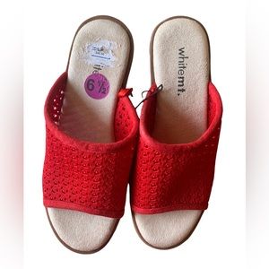 NWT White Mountain sz 6.5 red crocheted skin on wedge